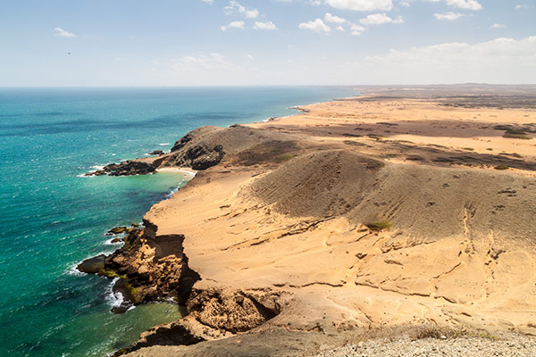 Vista panorámica de las playas desérticas del Cabo de la Vela, uno de los atractivos turístico del tour de 3 días en La Guajira