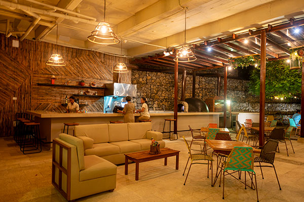 Plano general de lobby, con decoraciones rústicas y elegantes, del Hotel Waya Guajira, el cual hace parte de la selección de hoteles al mejor precio en La Guajira