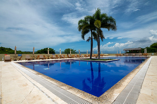 Piscina al aire libre del Hotel Waya Guajira, hace parte de los beneficios al adquirir los paquetes de viajes para ir a La Guajira